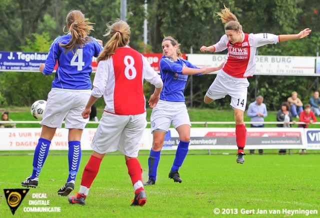 Romy Siera van RCL kopt in en de attente Jill Gotink pikt de afketsende bal op om deze in het net te schieten.