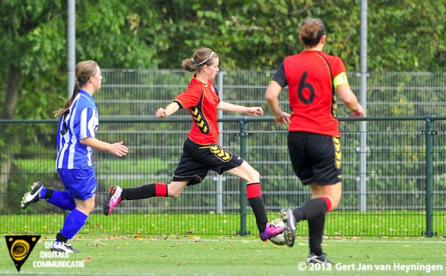 Shannon Molleman van Wartburgia haalt uit maar schiet op de staander.