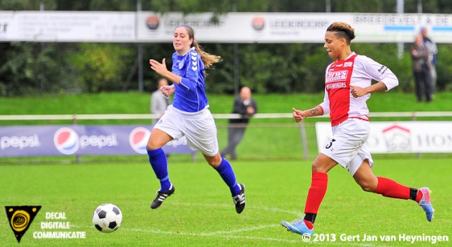 Stephanie Valk van RCL op weg naar de 3-0 tegen RKHVV.