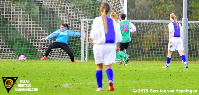 Eveline Hoogerwerf van DSVP scoort vlak na de pauze de 0-2 tegen Wassenaar.