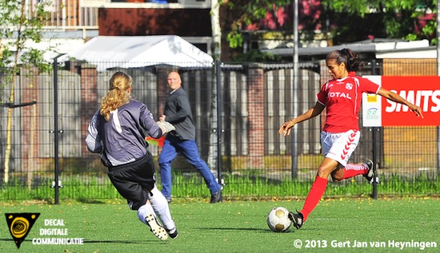 Tamara Colle van Rhoon scoorde het openingsdoelpunt in de wedstrijd tussen Jodan Boys en Rhoon.