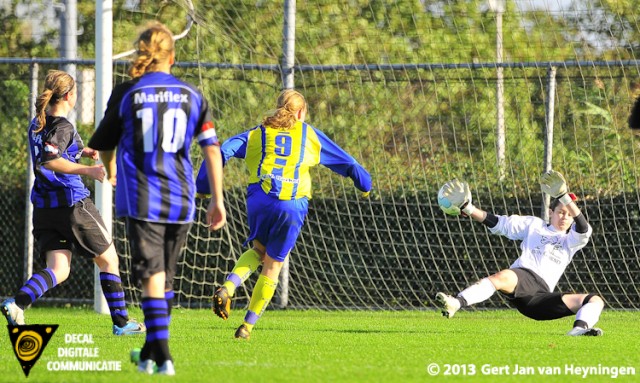 In de extra speelminuten van de eerste helft in het duel tussen Berkel en Smerdiek scoort Melanie den Dulk. Berkel komt op 3-1 en de wedstrijd gespeeld.