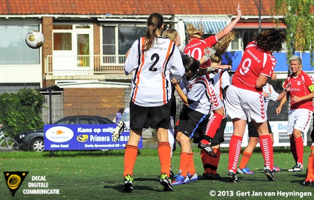 De kleine Ashley van Elswijk van Rhoon klimt de lucht in en slaat venijnig toe met het hoofd. Brengt hiermee de stand op 0-6 in het duel tussen Jodan Boys en Rhoon. 