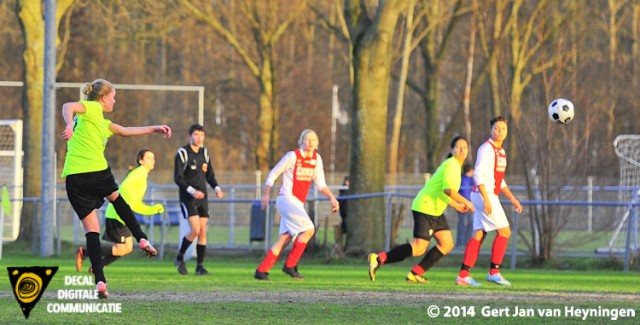 Een loeihard schot van Robin Hendriks van VVIJ ging rakelings over de deklat van Denise Koorevaar van RCL.