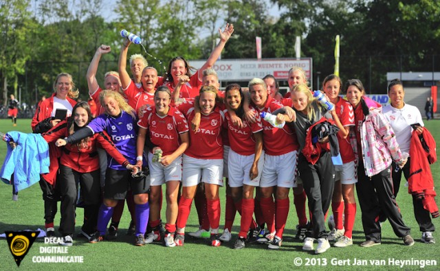 Op de Veluwe wordt het feest in het Golden Tulip Victoria Hotel in Hoenderloo. De vrouwen uit Rhoon komen eraan.