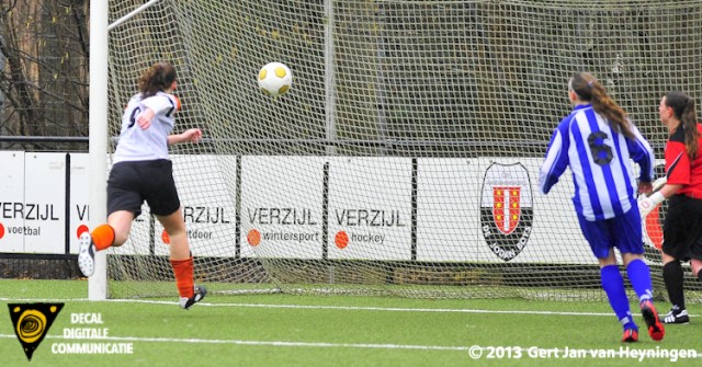 Op aangeven van Marijke van den Berg scoort Lois van Vliet van Jodan Boys de dik verdiende gelijkmaker in het duel tussen Jodan Boys en SVS. Op aangeven van Marijke van den Berg scoort Lois van Vliet van Jodan Boys de dik verdiende gelijkmaker in het duel tussen Jodan Boys en SVS.