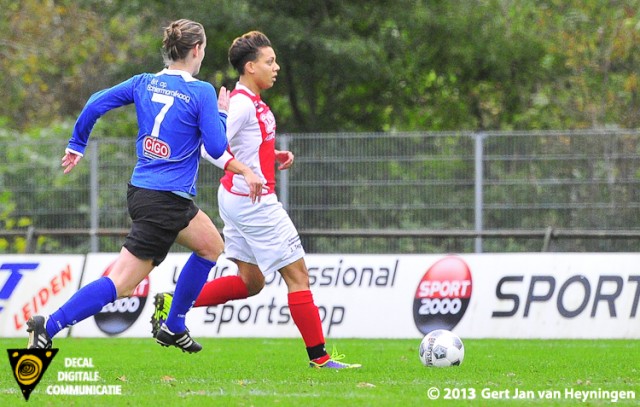 Stephanie Valk zet Floor Egberts van The Knickerbockers op het verkeerde been en scoort door de benen van Corian Wever de 1-0 voor RCL.