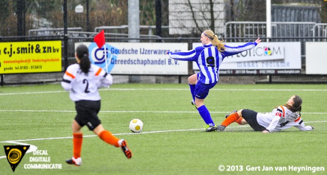 Ashley van Elswijk van SVS is Berni van der Lecq van Jodan Boys gepasseerd en gaat voor haar tweede doelpunt van die regenachtige middag in Gouda. Brengt heel brutaal de stand op 1-2 voor SVS.