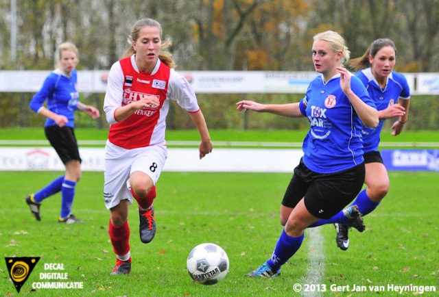 Jill Gotink van RCL in duel met aanvoerster Marjanne van Wijk van de Groningse studentenploeg The Knickerbockers.