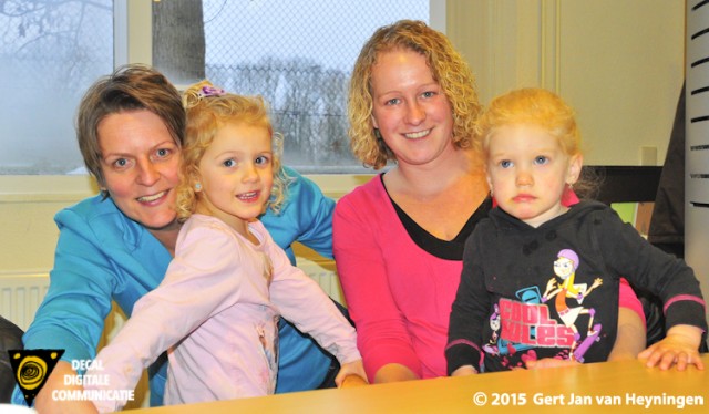 De twee J's, Janet Griffioen en Judith Pecht met hun twee kinderen. Links River en rechts Vajènn.