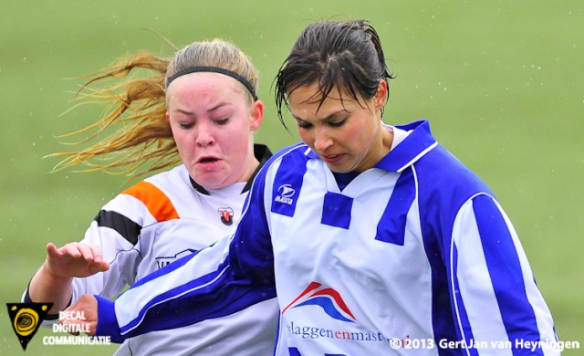 Debbie Wetzel van SVS met Rebecca Anker van Jodan Boys in een sportief tweegevecht.