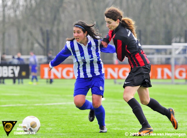 De kleine Marcela Cabrera van SVS passeert Lois Spliet van VVIJ.