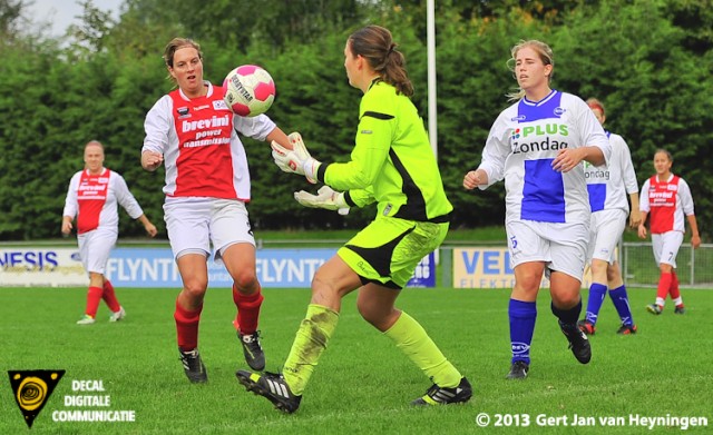 De kansen in de eerste helft waren helemaal voor RCL maar Miranda Berkhout van DSVP is nu Merel van den Eshof te vlug af.