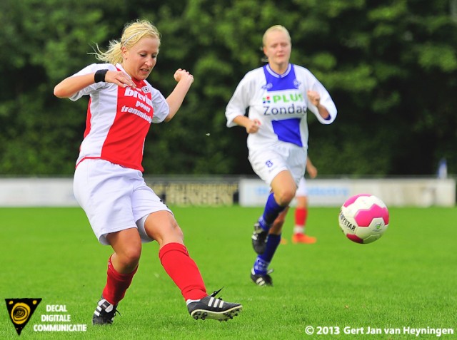 Een voorzet van Merel van den Eshof en Marcha Duijkers gaat voor de 0-2 in het duel tussen DSVP en RCL.