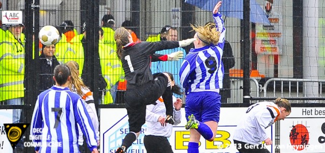 Met een schitterende kopbal brengt Ashley van Elswijk de stand op 1-3 voor SVS in Gouda tegen Jodan Boys. Een hattrick voor deze onnavolgbare spits van SVS.