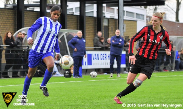  Elsa Pinto van SVS maakt meters op rechts onder de vier ogen van haar twee coaches.