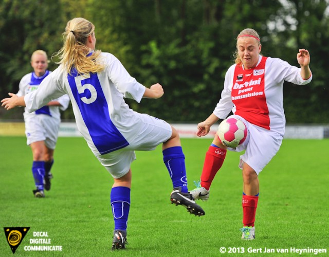 Bianca van der Meer van RCL in duel met Laura Turkenburg van DSVP.