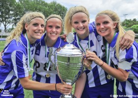 De vrolijke vier RVVH blondines op een rij van. Van links naar rechts Lindsay de Zwart, Isabel Gulden, Esmeralda van den Heerik en Nikki de Roest.