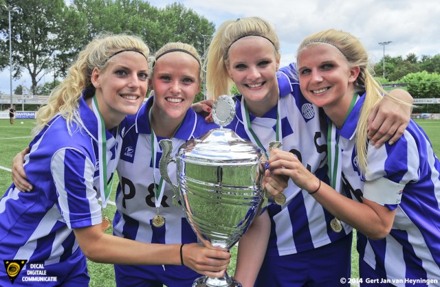 De vrolijke vier RVVH blondines op een rij van. Van links naar rechts Lindsay de Zwart, Isabel Gulden, Esmeralda van den Heerik en Nikki de Roest.