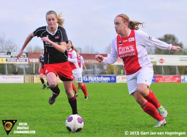 Bianca van der Meer van RCL sterk aan de bal die het duel aangaat met Sanne Brand van SteDoCo.