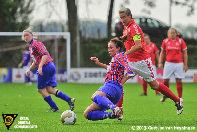 Madieke Zaad van Alkmania in duel met Sandra van Tol van Rhoon in het KNVB bekerduel tussen Rhoon en Alkmania.