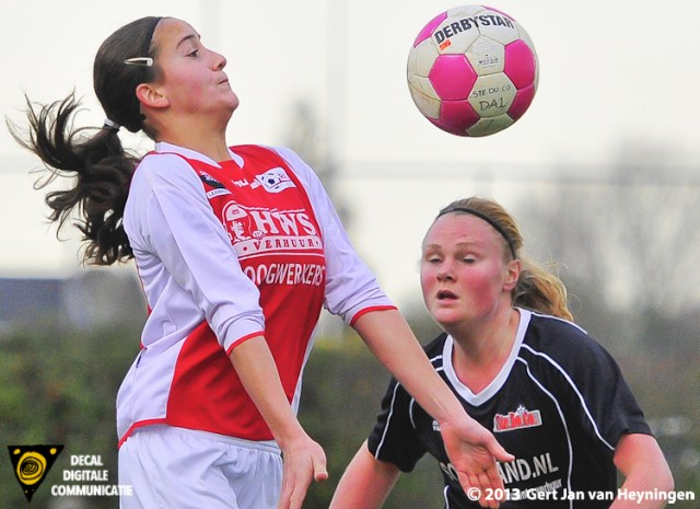 Debutant Malu Postel van RCL in duel met Sophie Oude Ophuis van SteDoCo.