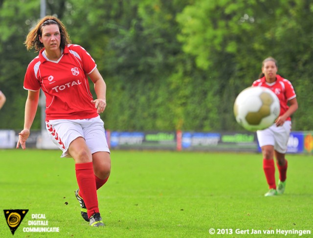 Patty Damsma brengt Rhoon op een 4-2 voorsprong tegen Alkmania.