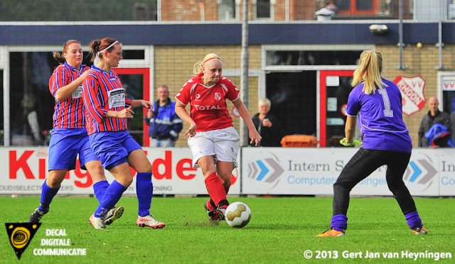 Ashley van Elswijk opende de score voor Rhoon in het KNVB bekerduel tegen Alkmania.