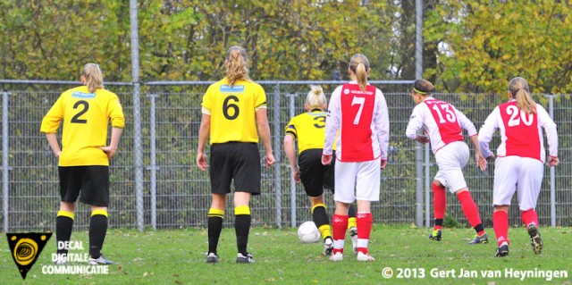 Stephanie Valk van RCL neemt de toegekende elf meter trap en gaat de 1-0 scoren voor RCL in het duel tegen Reiger Boys.