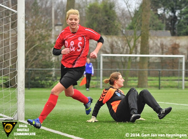 Als een duiveltje uit het niets maar daar is die dekselse Mirjam Antes van RVVH die de 2-0 scoorde.