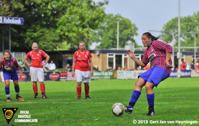 Ilse Baak van Alkmania schiet op uitstekende wijze de gelijkmaker van elf meter in de touwen.