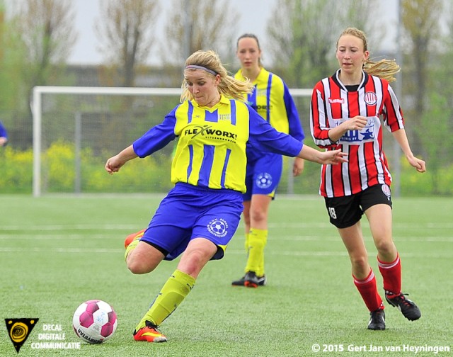 Rhodé Schotte van Berkel met haar tweede doelpunt tegen MVV.