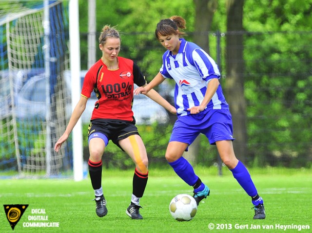 Guusje Vrijbloed van Wartburgia in duel met Debbie Wetzel van SVS.