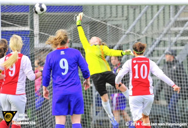 Een vrije trap wordt stijlvol in de kruising geschoten door RCL speelster Ramona van der Harst vanaf zo'n 30 meter afstand. RCL kwam op voorsprong tegen Buitenveldert met 0-1.