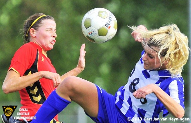 Laura Kelderman van Wartburgia in fel duel met Lindsay de Zwart van RVVH.