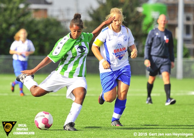 Isabel Heinsbroek haalt uit en scoort de 6-0 in de derby van Berkel tegen DWO