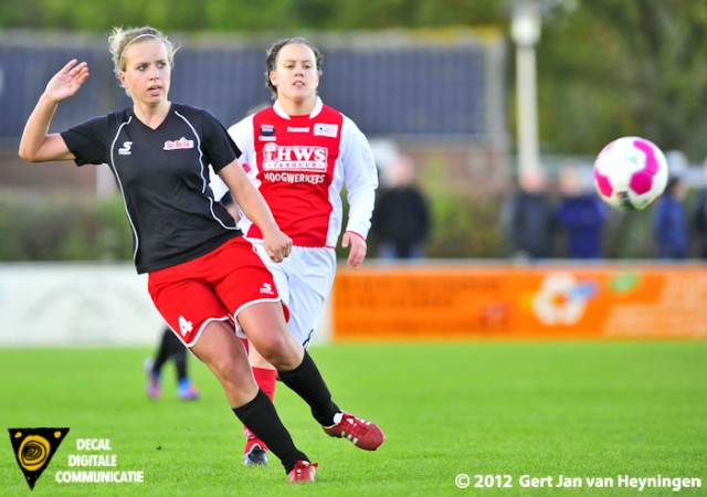 De jarige Michelle Karsdorp van Stedoco is Lesley Landweer van RCL te vlug af.