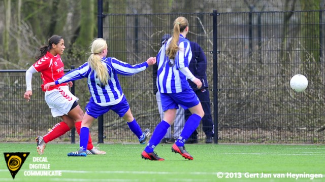 Avery James van Rhoon op weg naar de 0-1 tegen thuisploeg SVS. Roxanne Kamminga van SVS komt te laat.