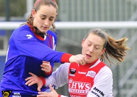 Buitenveldert - RCL. Jessica van Geemen in duel met Ramona van der Harst.