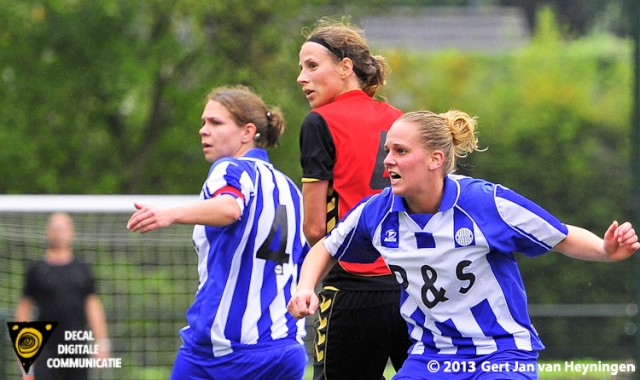 Leonoor van Nieuwenhuijzen van Wartburgia heeft gekopt en ziet het leer in de touwen gaan. 0-1 op het scorebord.