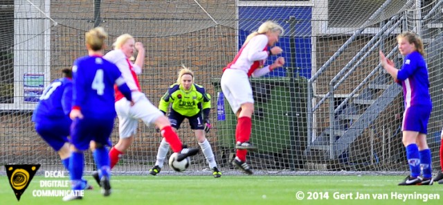 Mariam Ahaddouch van Buitenveldert haalt uit om de 2-1 in de touwen te schieten tegen RCL.