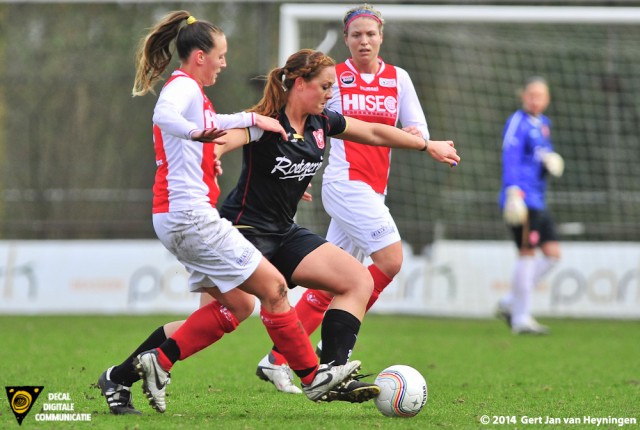 Ramona van der Harst van RCL en FC Twente aanvoerster Ashley Nick strijden om het leer. Op de achtergrond Priscilla de Vos die goegkeurend toekijkt.
