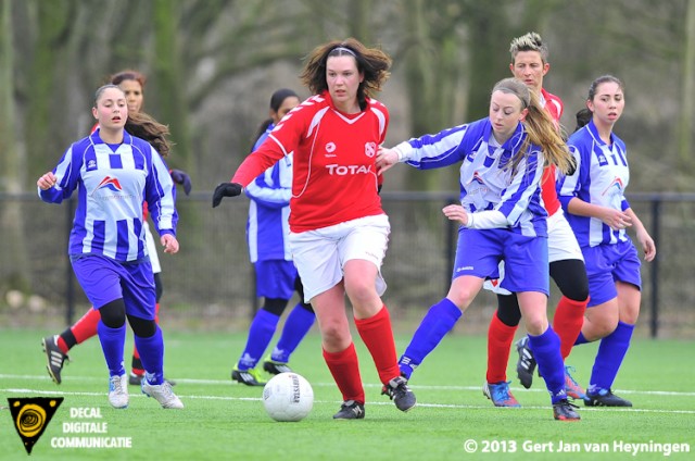 Patty Damsma van Rhoon sterk aan de bal. Strooiend met splijtende passes waaruit echter geen voordeel werd behaald. In de achtervolging Milou Hoefsloot en in de dekking Dounia el Biyar en Sabriye Karaulu van SVS.