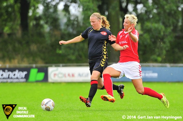 Rhoon's goaltjesdief Petra Dugardein in duel met Linda Bos van Wartburgia.