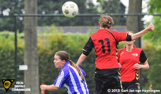 Op een loepzuivere voorzet van Dolly van der Voort gaat Shannon Molleman van Wartburgia raak koppen. Molleman bepaalde hiermede de eindstand op 0-2.