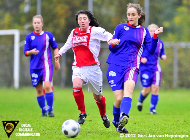 Marcela Cabrera van RCL in duel met Jessica van Geemen van Buitenveldert