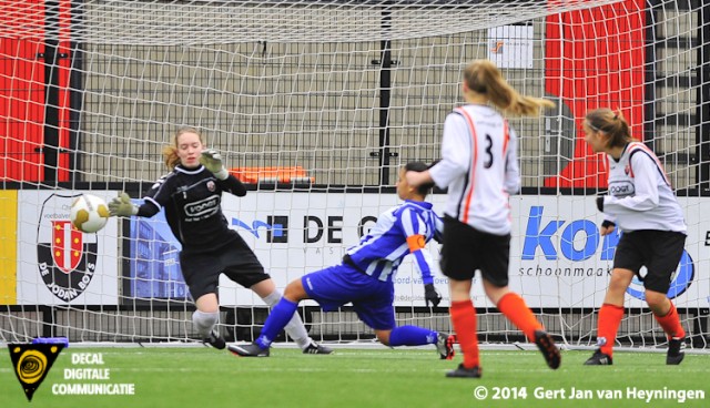 Aanvoerster Anouk Angkotta van SVS schiet na een perfecte sliding de 0-1 in de touwen tegen Jodan Boys.