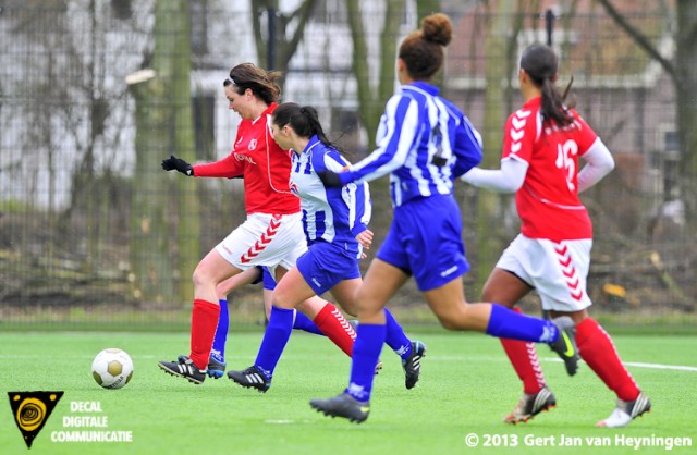  Patty Damsma van Rhoon in de tang tussen Kamminga en Karaulu van SVS maar wist op snelheid een doorbraak te forceren. Damsma gaat voor de 0-2 in de wedstrijd tussen SVS en Rhoon.