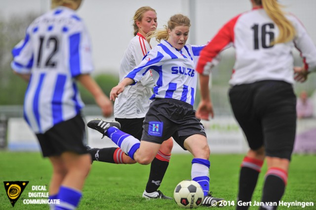 Kelly van Leeuwe van IJzendijke met een vernietigende uithaal wat de 6-2 op het scorebord deed prijken.