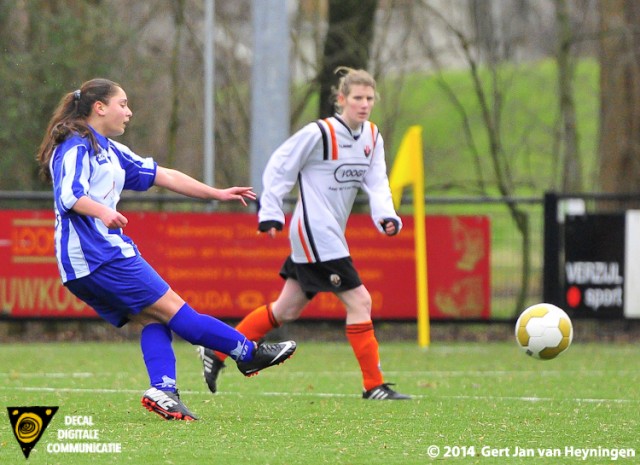 Dounia el Biyar van SVS haalt vernietigend uit en scoort de 0-4.